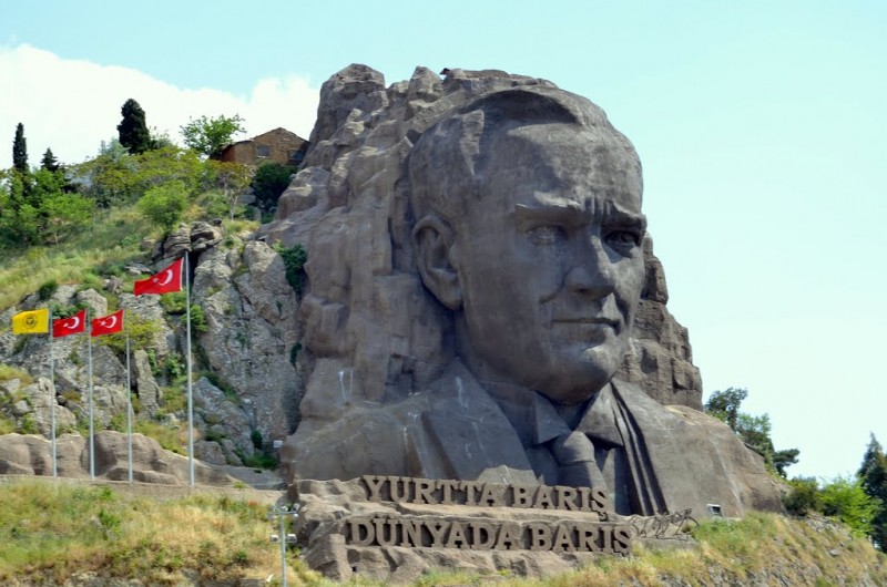 Buca Atatürk Maskı - Buca Atatürk Heykeli